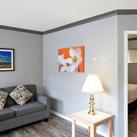 Tiki Shores Inn & Suites Пентиктон Экстерьер фото