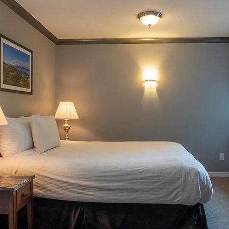 Tiki Shores Inn & Suites Пентиктон Экстерьер фото