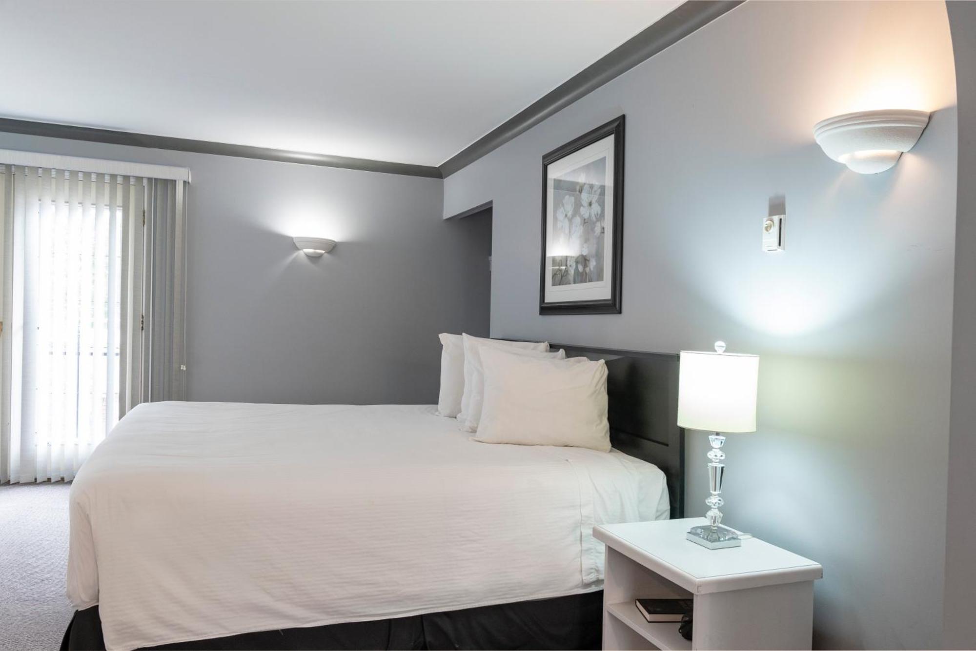 Tiki Shores Inn & Suites Пентиктон Экстерьер фото