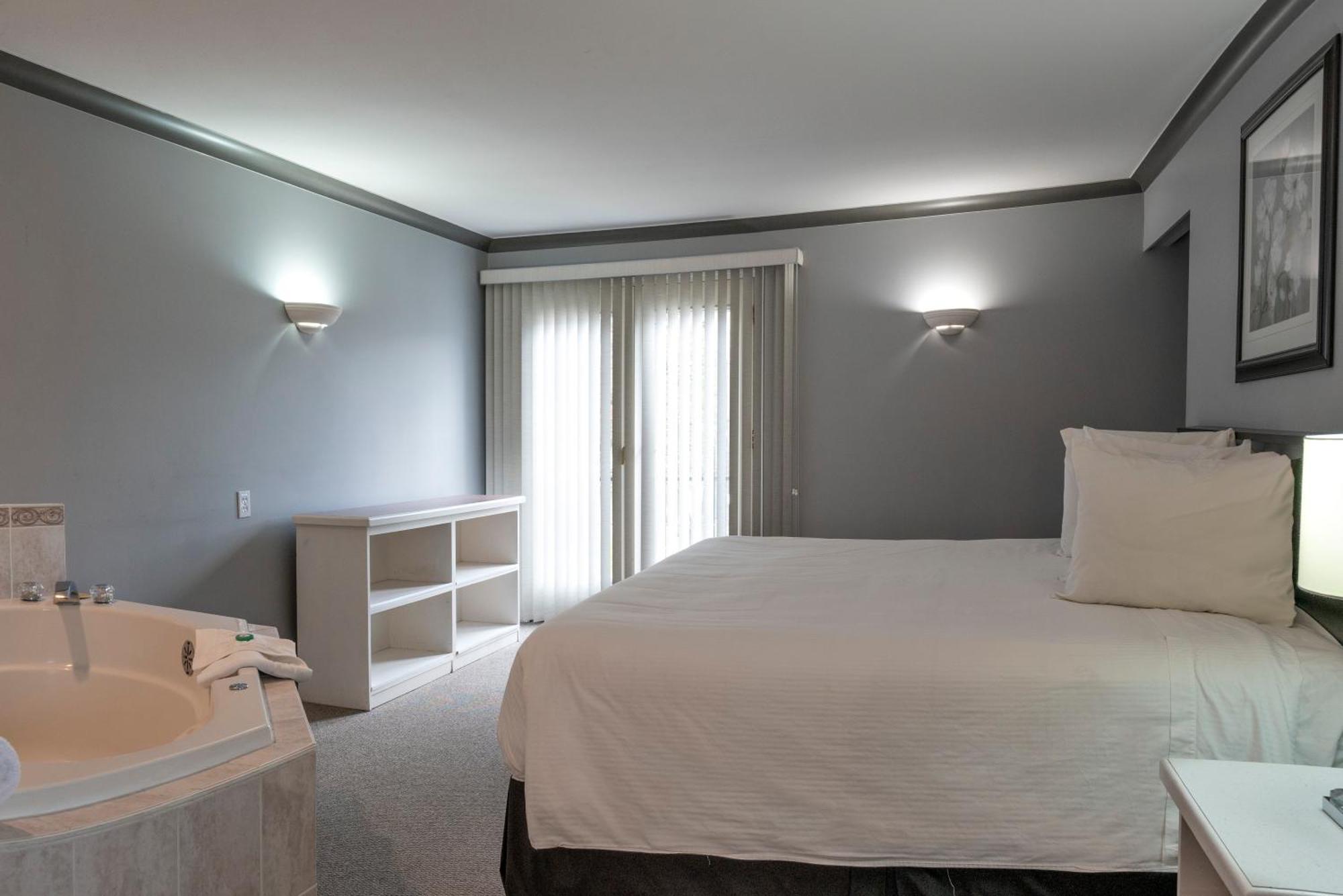 Tiki Shores Inn & Suites Пентиктон Экстерьер фото