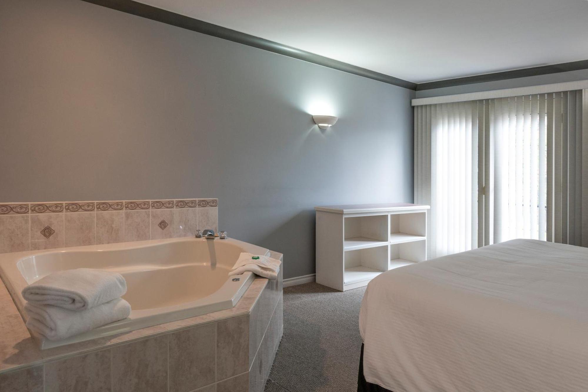 Tiki Shores Inn & Suites Пентиктон Экстерьер фото