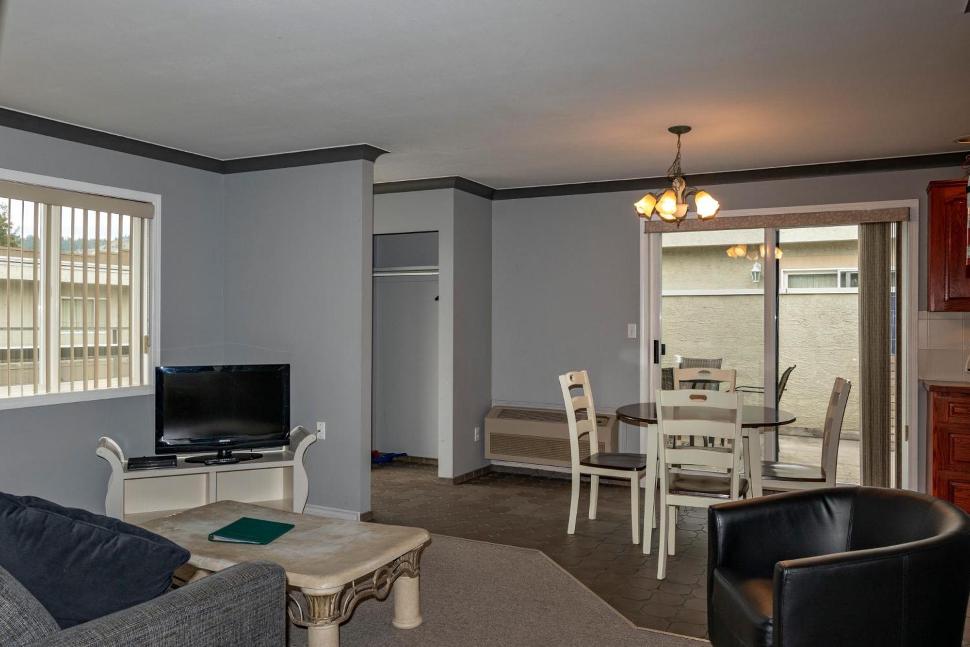 Tiki Shores Inn & Suites Пентиктон Экстерьер фото