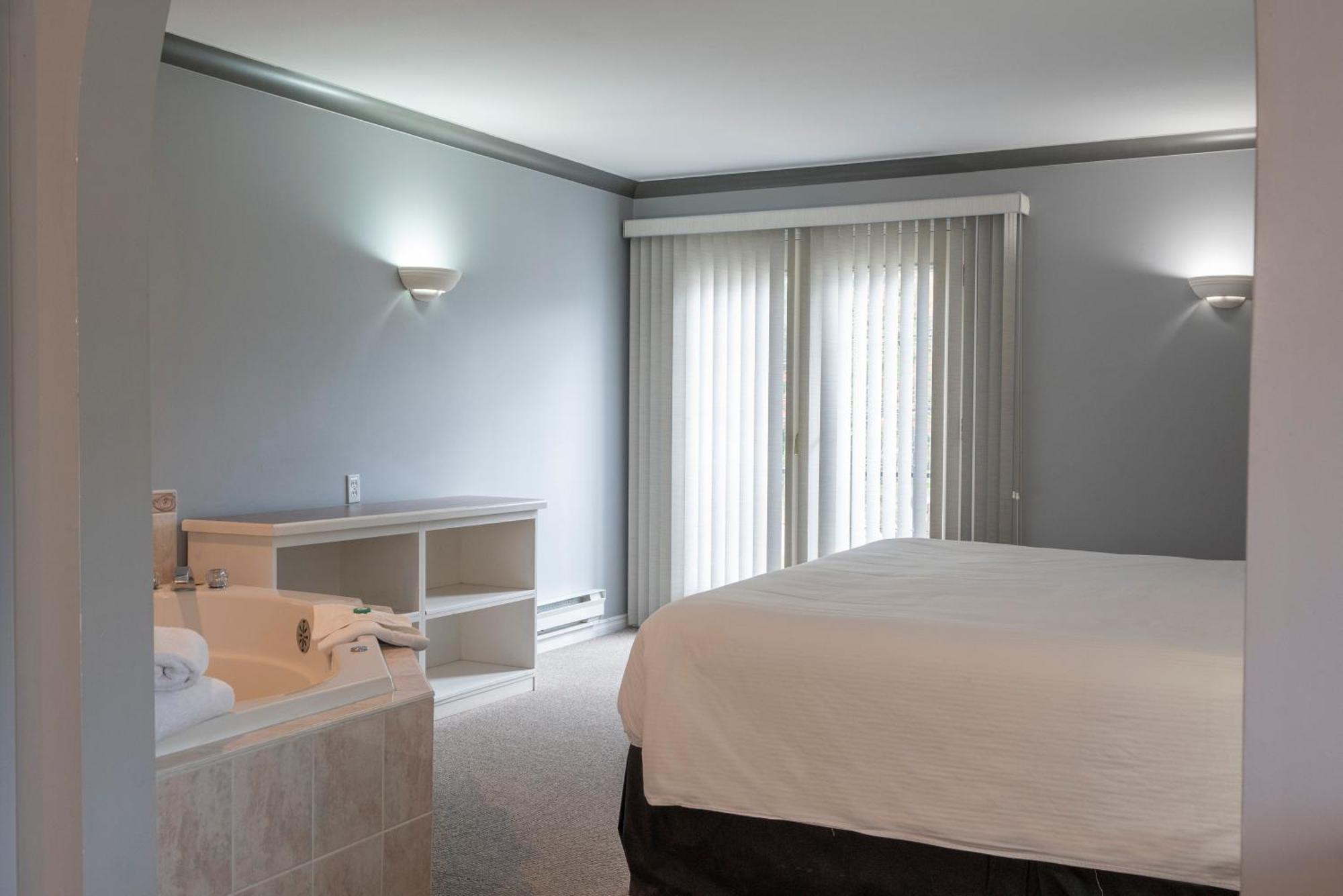 Tiki Shores Inn & Suites Пентиктон Экстерьер фото