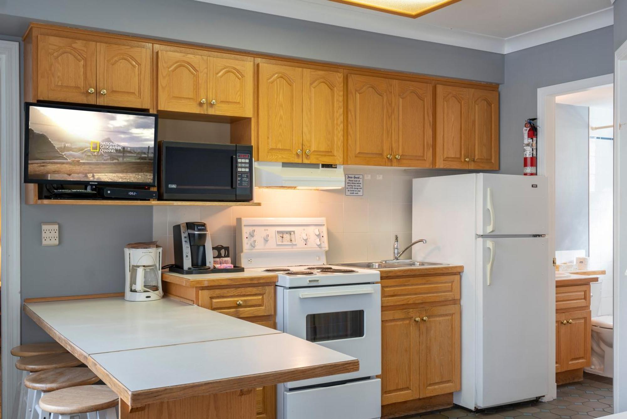 Tiki Shores Inn & Suites Пентиктон Экстерьер фото