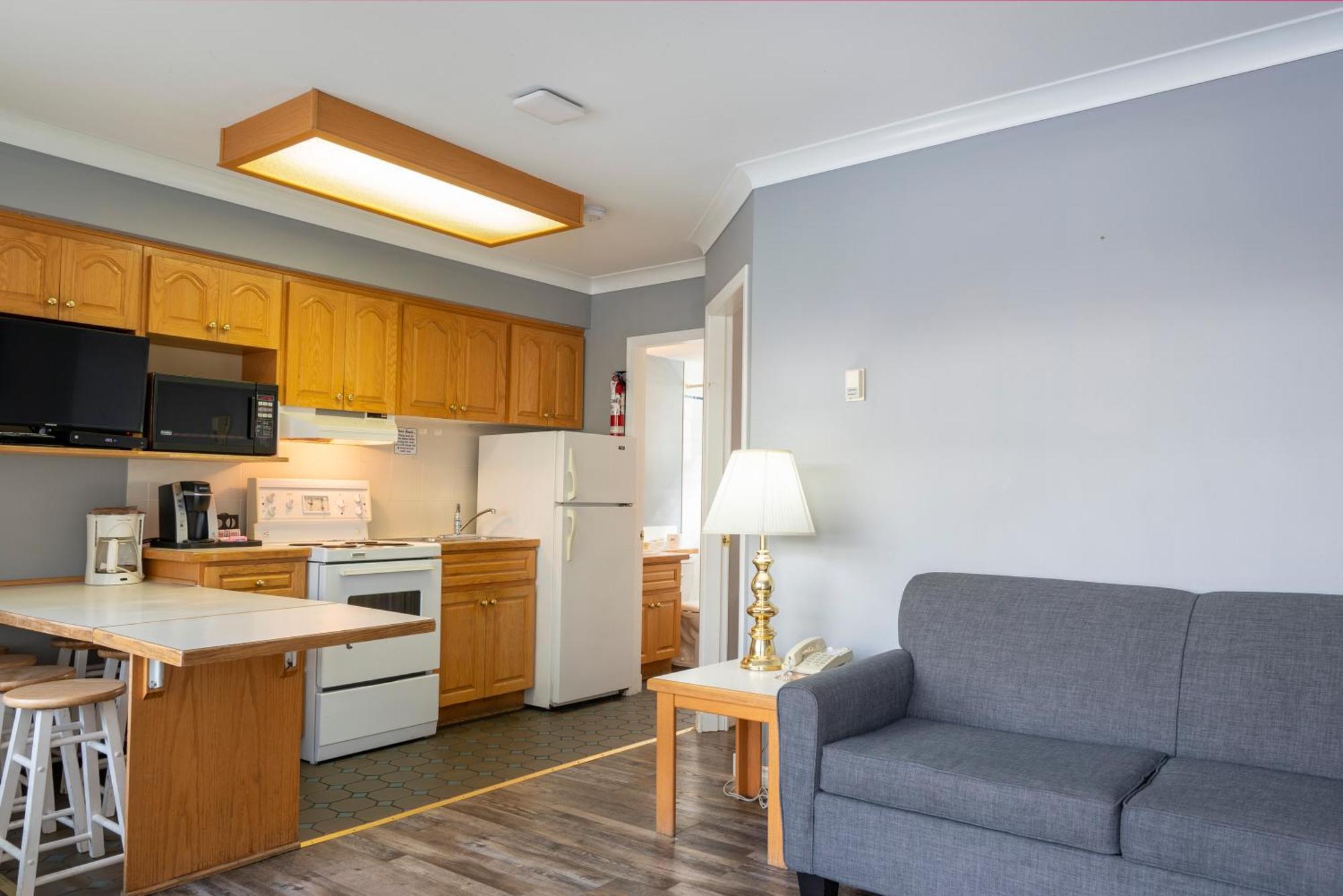 Tiki Shores Inn & Suites Пентиктон Экстерьер фото
