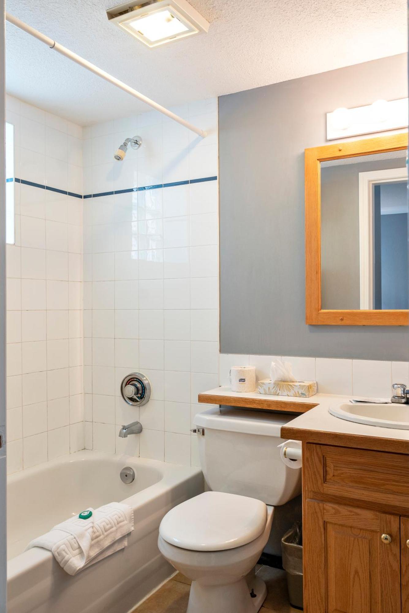 Tiki Shores Inn & Suites Пентиктон Экстерьер фото