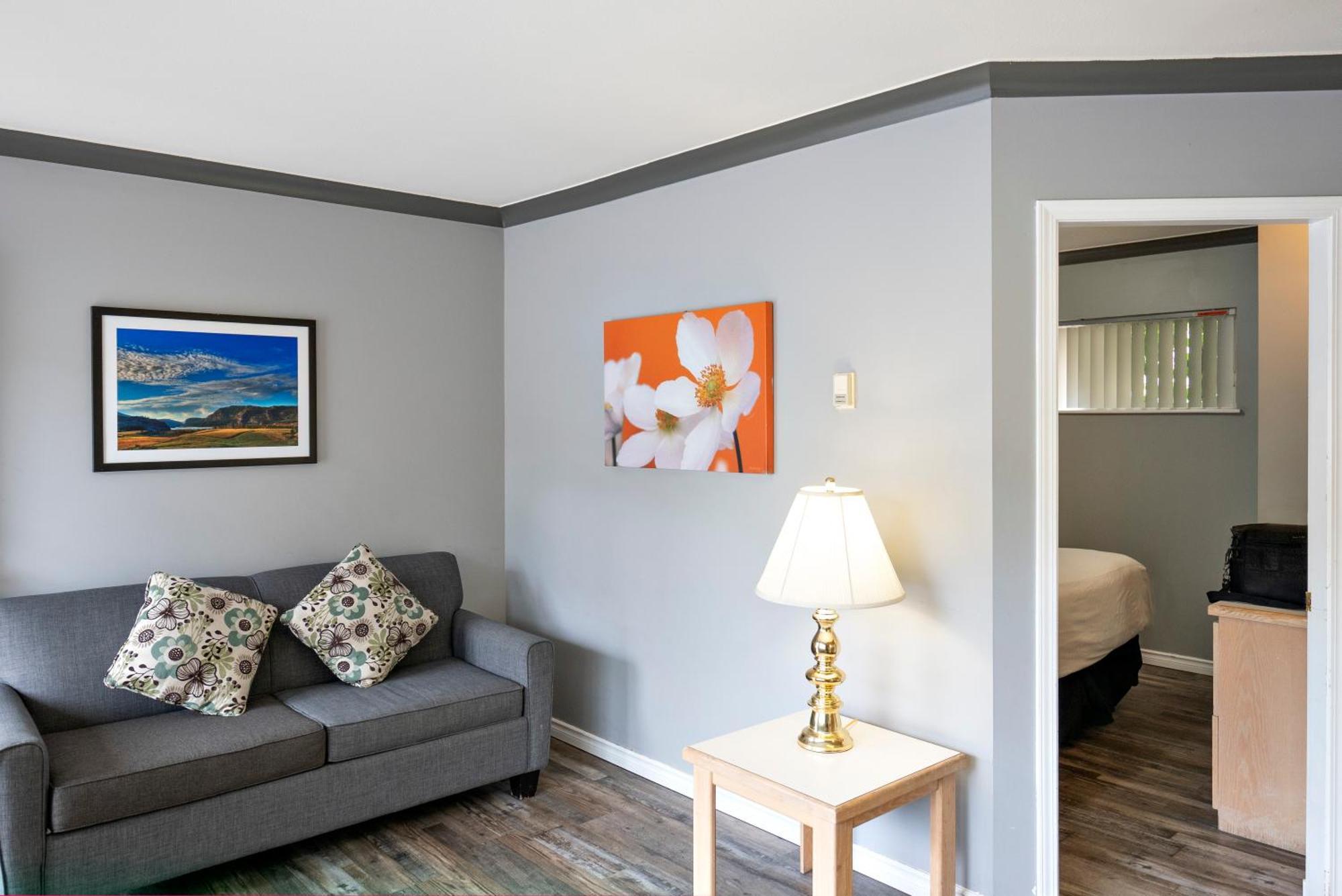 Tiki Shores Inn & Suites Пентиктон Экстерьер фото