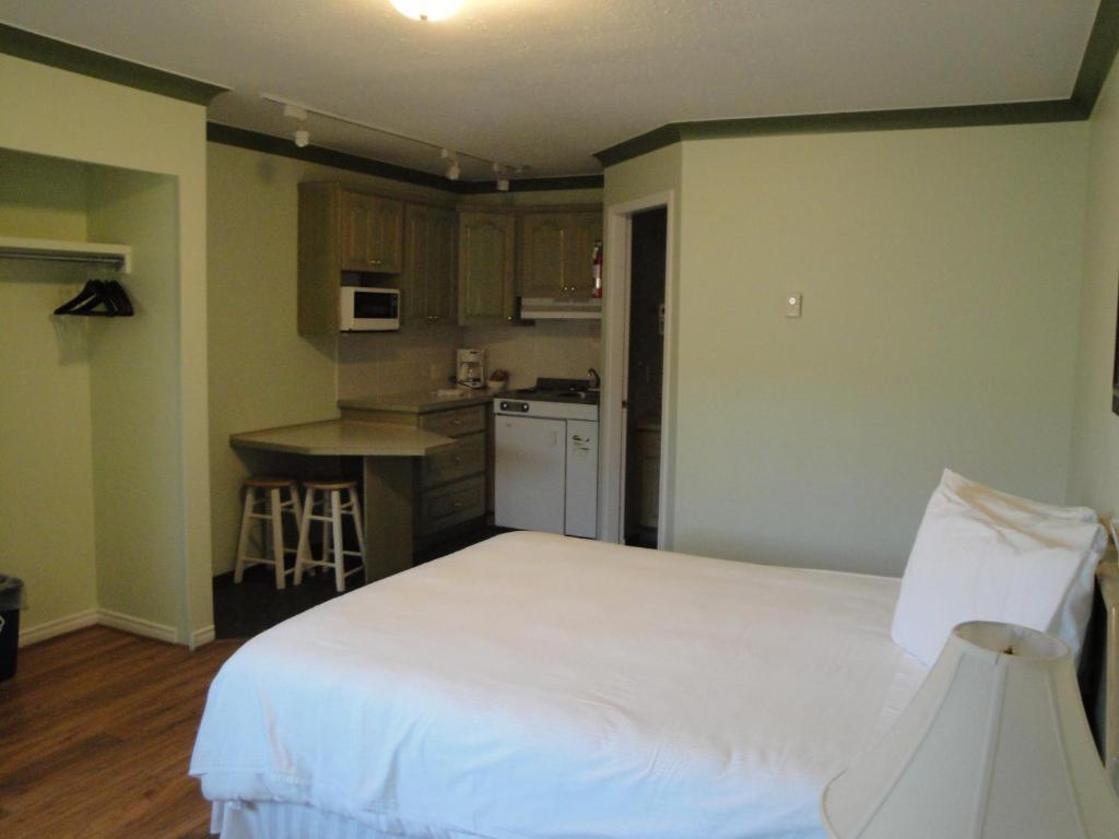 Tiki Shores Inn & Suites Пентиктон Номер фото
