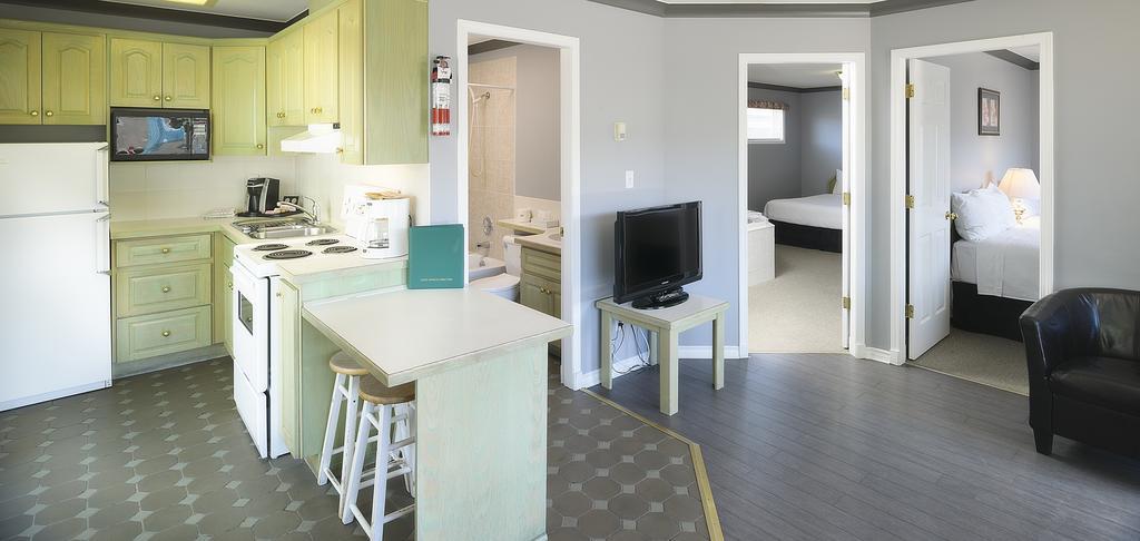 Tiki Shores Inn & Suites Пентиктон Экстерьер фото