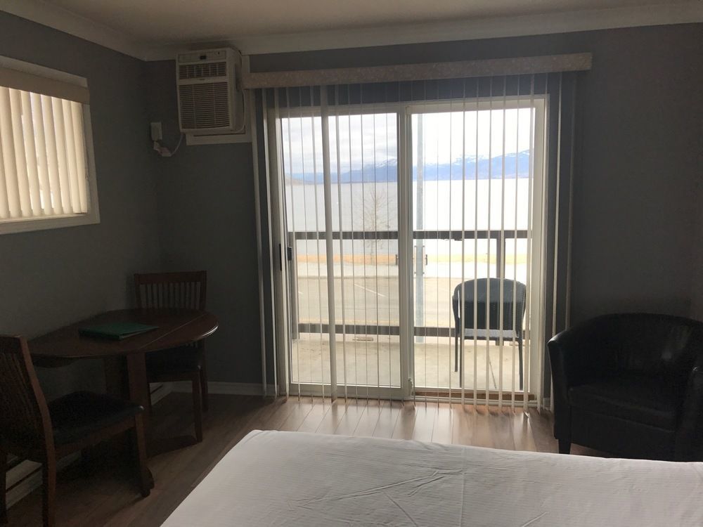 Tiki Shores Inn & Suites Пентиктон Экстерьер фото