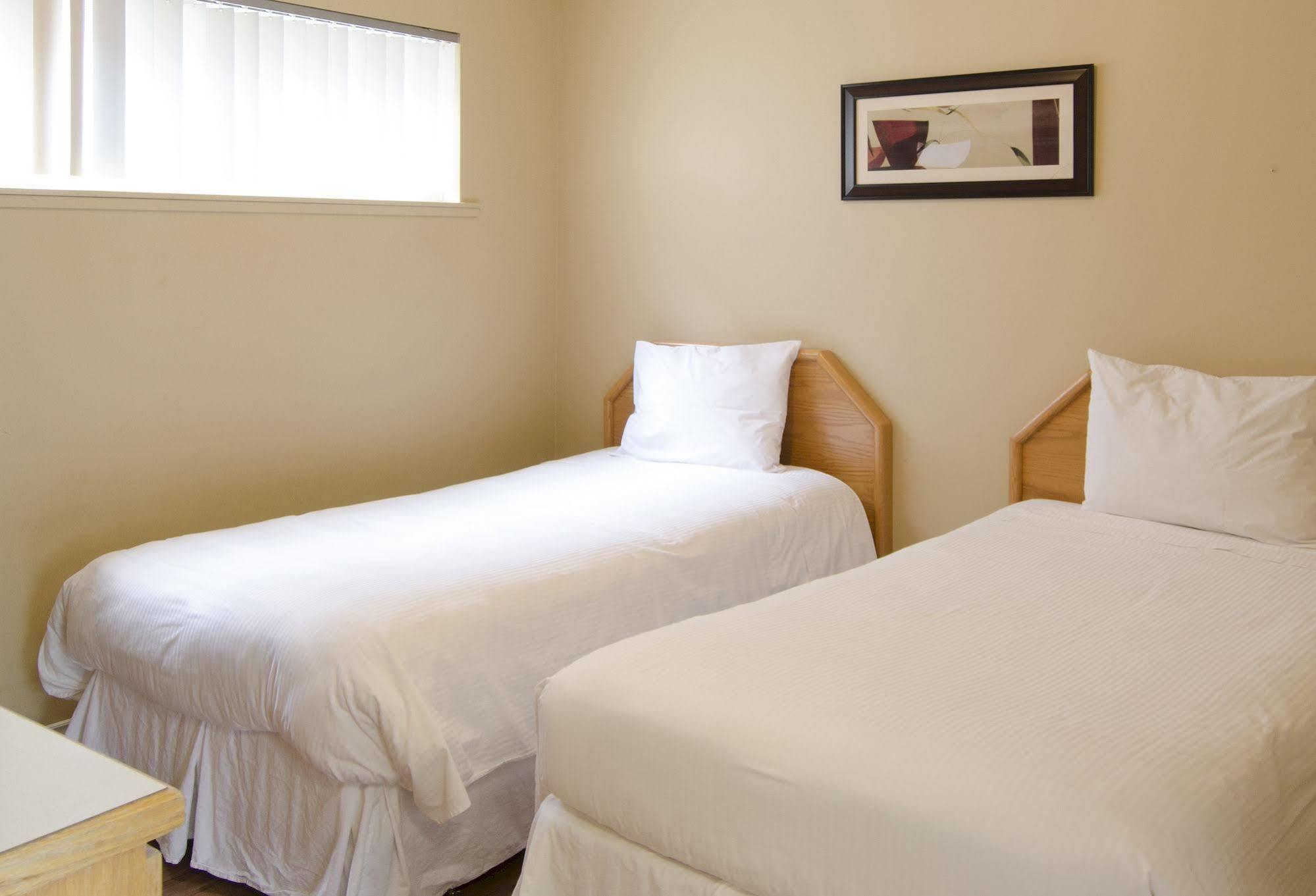 Tiki Shores Inn & Suites Пентиктон Экстерьер фото