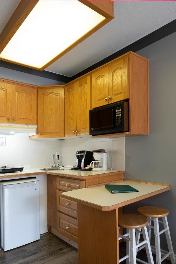 Tiki Shores Inn & Suites Пентиктон Экстерьер фото
