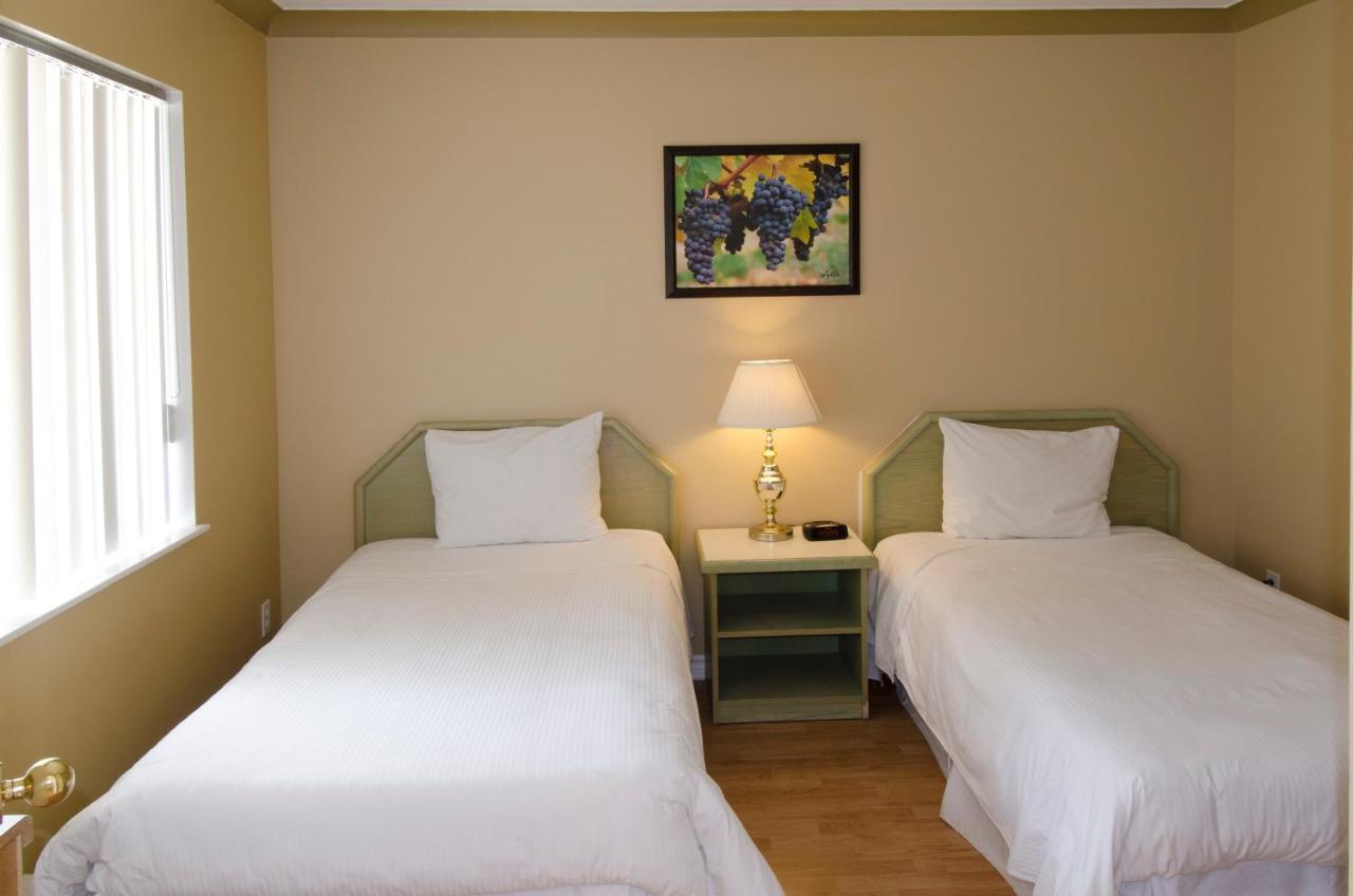 Tiki Shores Inn & Suites Пентиктон Экстерьер фото