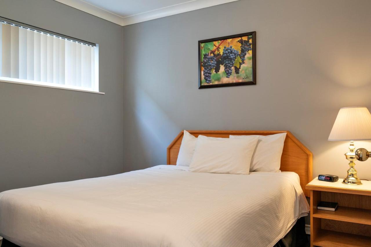 Tiki Shores Inn & Suites Пентиктон Экстерьер фото