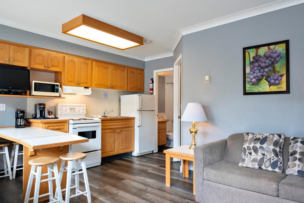 Tiki Shores Inn & Suites Пентиктон Экстерьер фото