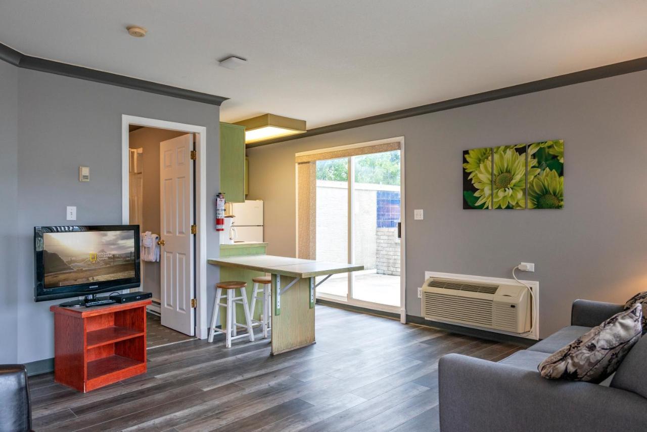 Tiki Shores Inn & Suites Пентиктон Экстерьер фото