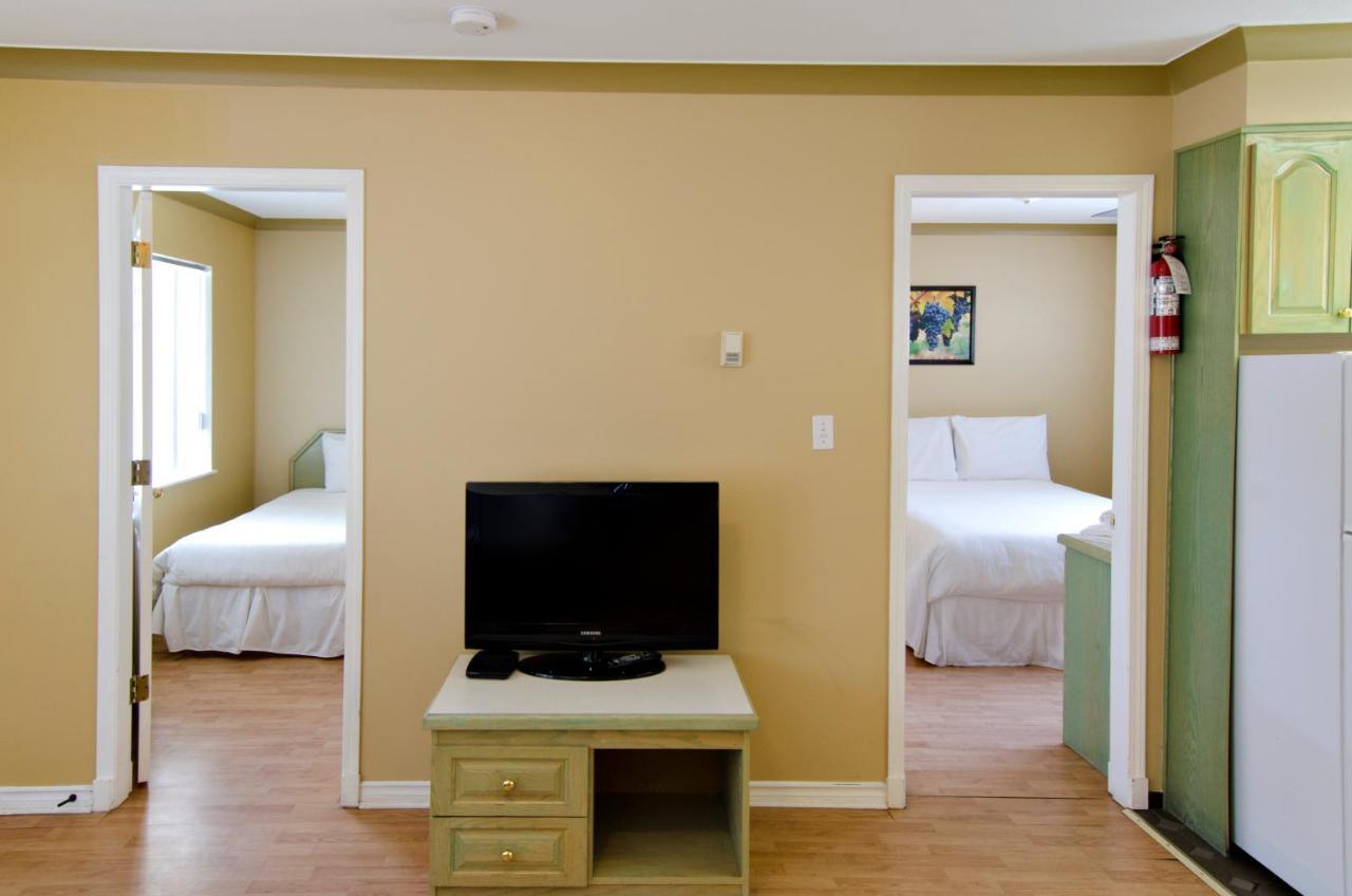 Tiki Shores Inn & Suites Пентиктон Экстерьер фото