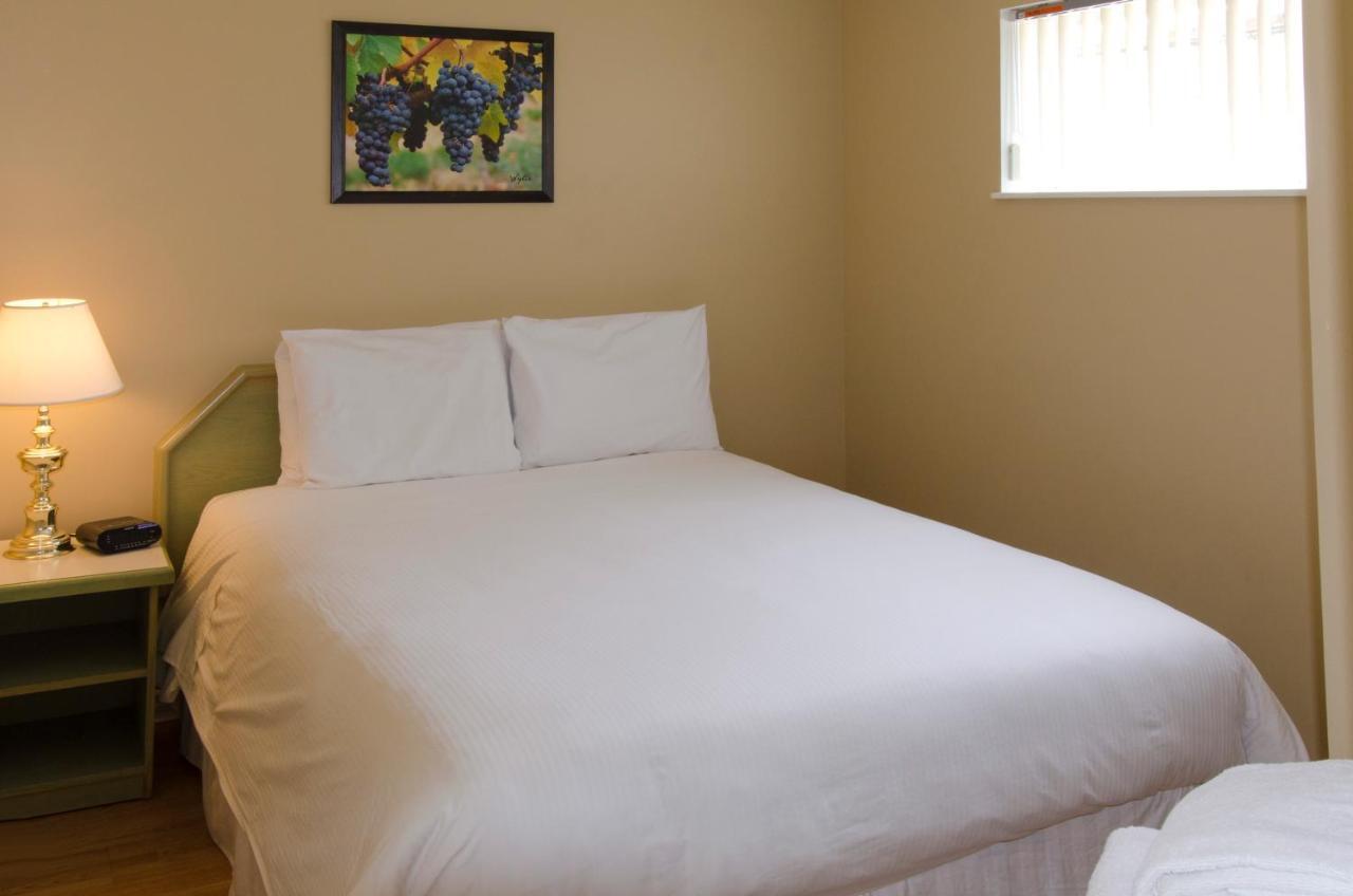 Tiki Shores Inn & Suites Пентиктон Экстерьер фото